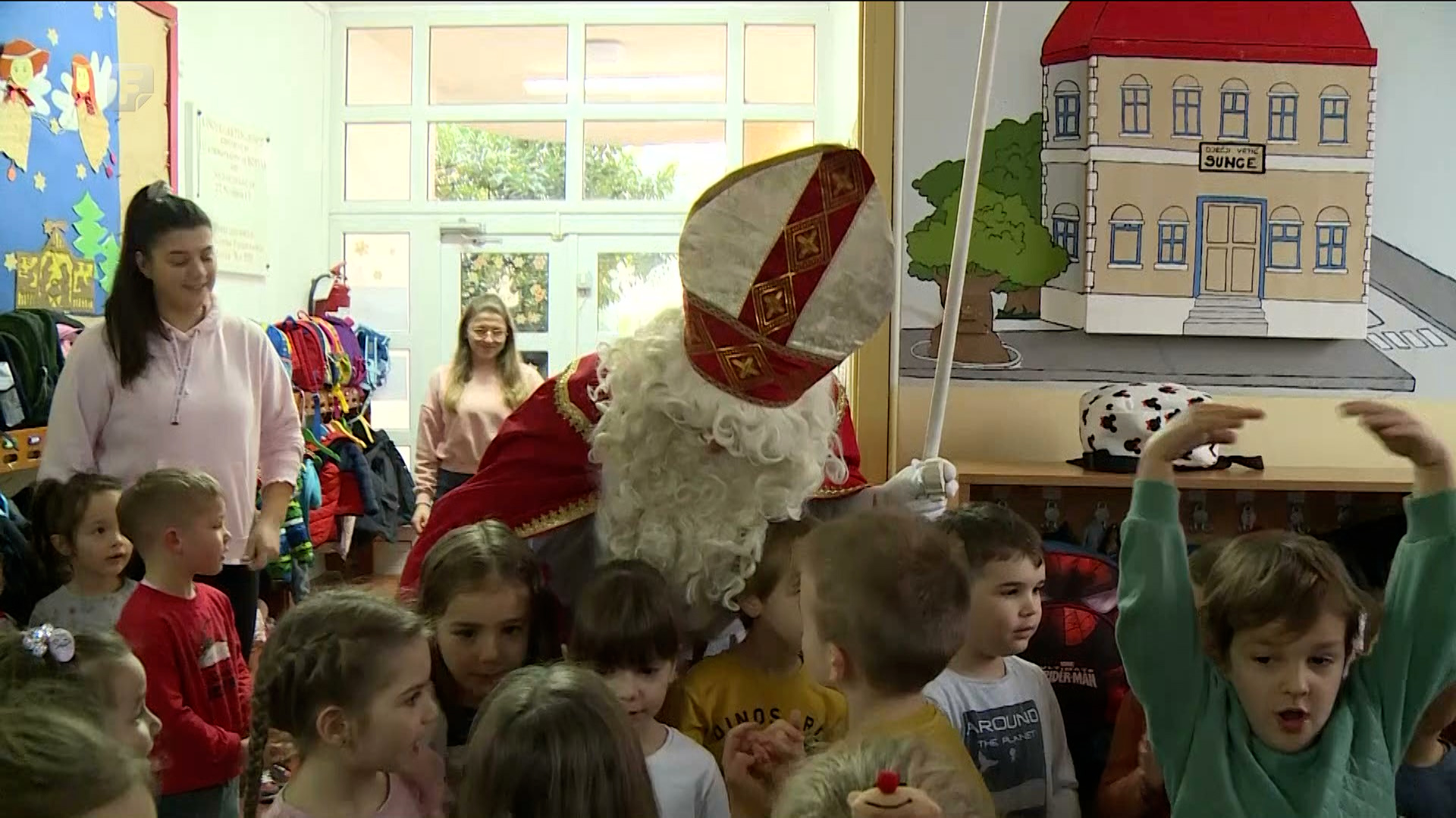 Sveti Nikola obradovao djecu raznim poklonima